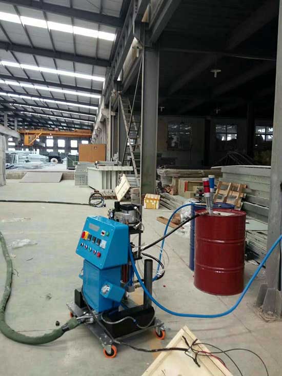 聚氨酯彈性體抗“折騰”(圖1) 聚氨酯黑白料施工現(xiàn)場