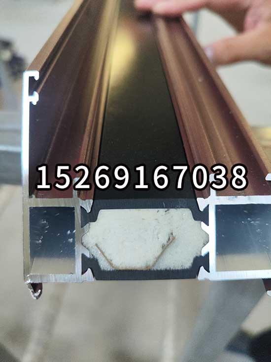 斷橋鋁腔體注入發(fā)泡(圖6) 斷橋鋁腔體注入穿條發(fā)泡機(jī)案例